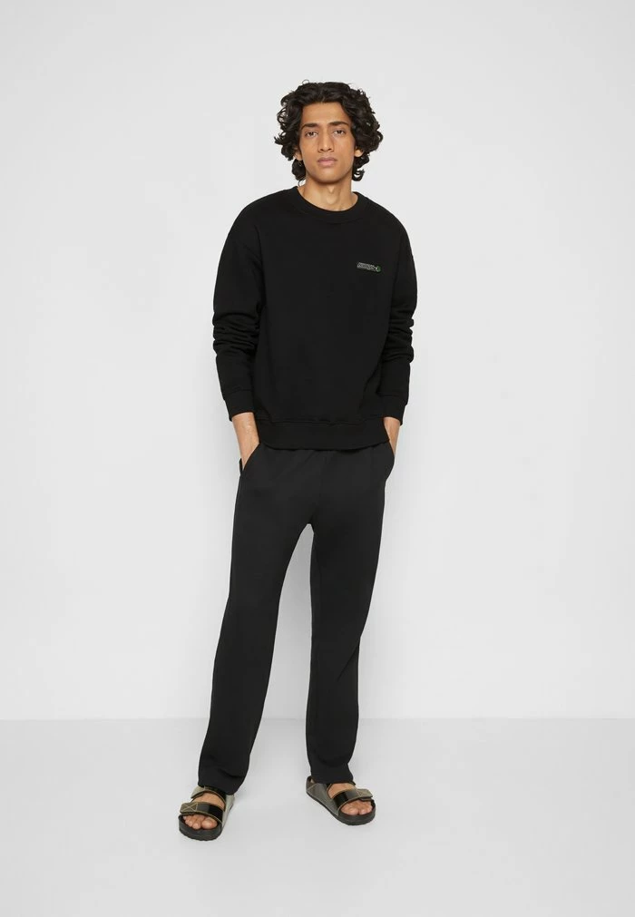 HANGER CHROME CREW - Sweatshirt - black Holzweiler HANGER CHROME CREW - Sweatshirt - Black -Holzweiler shop 00d1e3c1ace545abab337a356066ed2b