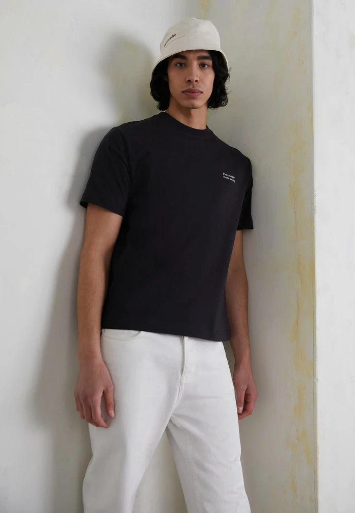 FLEUR WORD TEE UNISEX - Print T-shirt - black Holzweiler FLEUR WORD TEE UNISEX - Print T-shirt - Black -Holzweiler shop 0395e54f139547a0ac172d6a9765a605