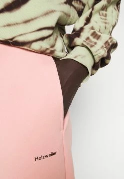Holzweiler GABBY TROUSER - Tracksuit Bottoms - Pink 7 Holzweiler GABBY TROUSER - Tracksuit Bottoms - Pink -Holzweiler shop 0e3697f3f627418eaa5930fb7ddfb1dc
