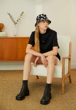 Holzweiler HANGER TEE - Basic T-shirt - Black -Holzweiler shop 1c89ca5adb0647dd8dbdb6a6a5a9ba21