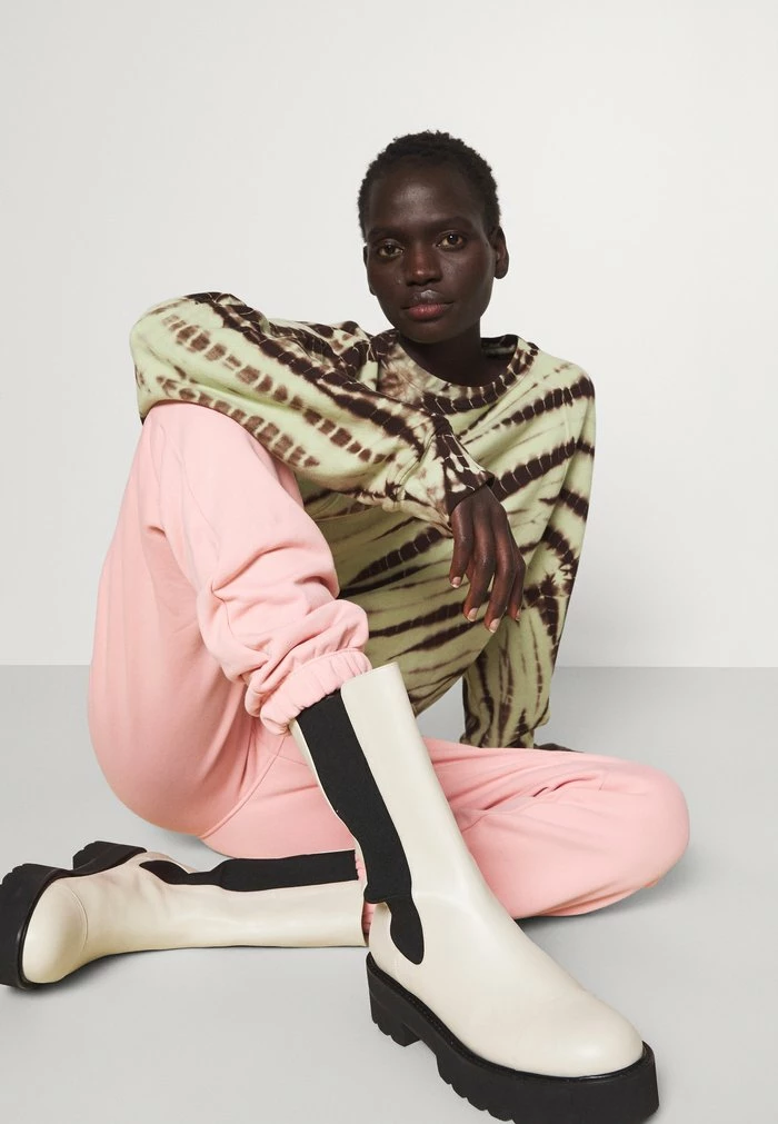 GABBY TROUSER - Tracksuit bottoms - pink Holzweiler GABBY TROUSER - Tracksuit Bottoms - Pink -Holzweiler shop 20d75240053340eabe97e31469189f2b