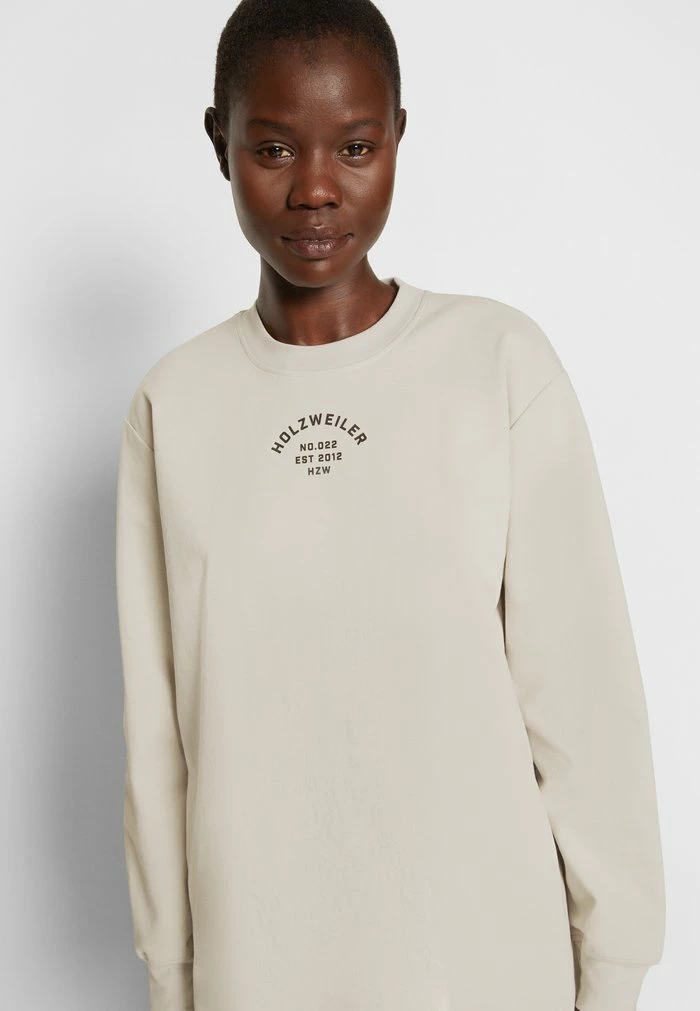 LURING PATCH - Long sleeved top - grey Holzweiler LURING PATCH - Long Sleeved Top - Grey -Holzweiler shop 2f70d8bc97b04c529ba9bc54f9b5d110