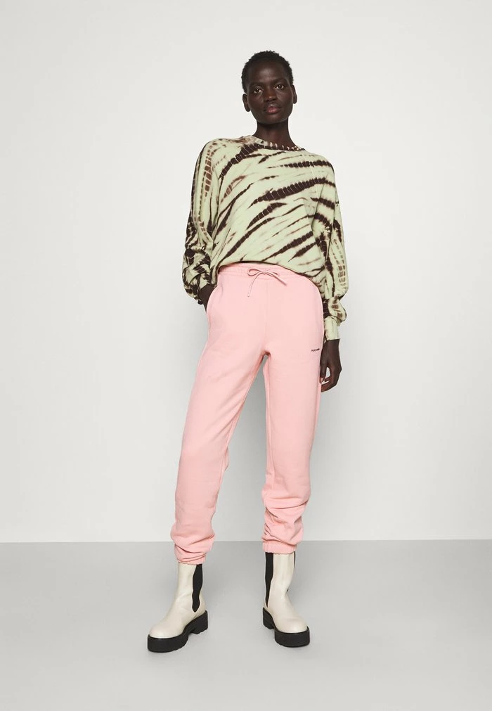 GABBY TROUSER - Tracksuit bottoms - pink Holzweiler GABBY TROUSER - Tracksuit Bottoms - Pink -Holzweiler shop 34a4c97b8d5c4439abf188aa15380327