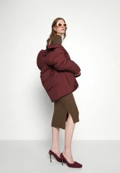 Holzweiler BESSEGGEN JACKET - Down Jacket - Burgundy Red -Holzweiler shop 3a34b4bd47ef4f0cb4e795d0a521ee4a