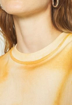 Holzweiler RUSH TEE - Print T-shirt - Yellow -Holzweiler shop 40ed12a2fd304f9fbaef417acc195df8