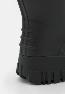 Holzweiler SOGNSVANN LOW BOOTS - Wellies - Black 15 Holzweiler SOGNSVANN LOW BOOTS - Wellies - Black -Holzweiler shop 42227193a31e451e981aa25108e6d24b