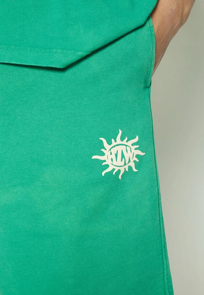 LOGOS - Shorts - green Holzweiler LOGOS - Shorts - Green -Holzweiler shop 42649239223840709e2845531128226b