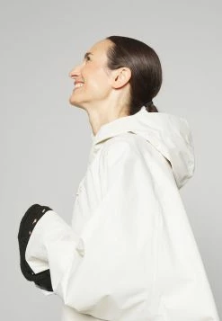 Holzweiler SOLIDARITY PONCHO - Parka - Ecru 8 Holzweiler SOLIDARITY PONCHO - Parka - Ecru -Holzweiler shop 4f014fb7a7cc4730be4141fed1d67465