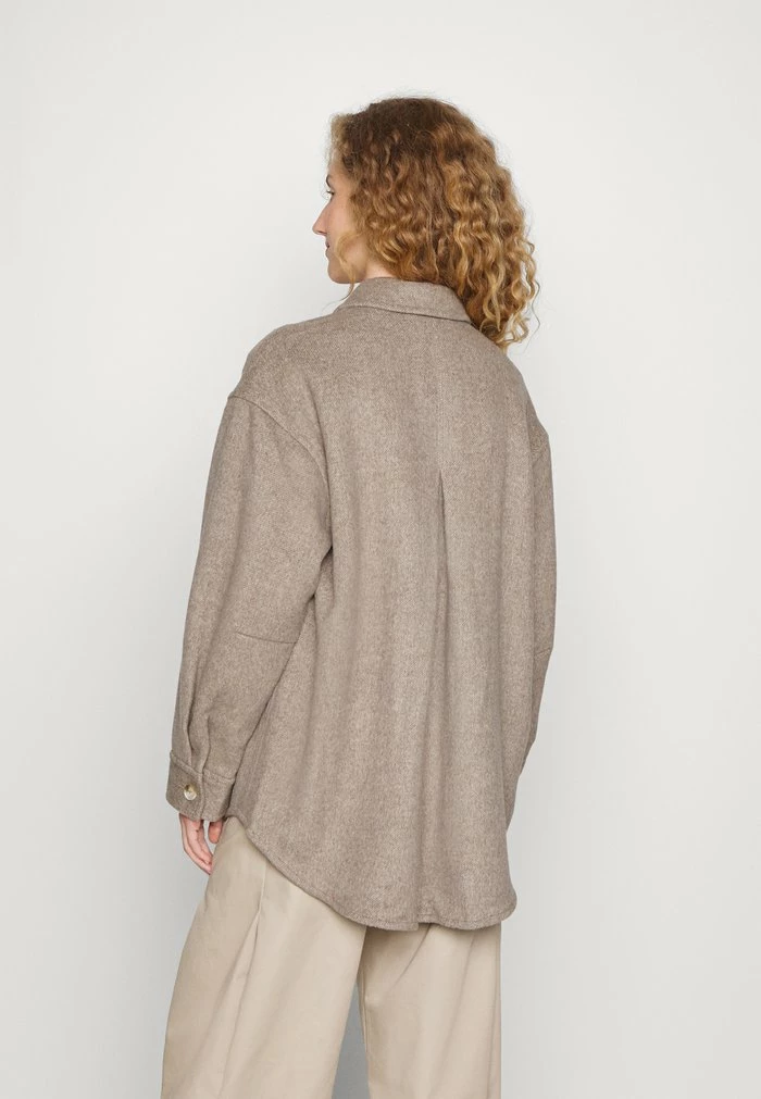 DAIS OVERSHIRT - Bomber Jacket - taupe Holzweiler DAIS OVERSHIRT - Bomber Jacket - Taupe -Holzweiler shop 5a72a74afa8d4bd08b8e9182a55d9af0