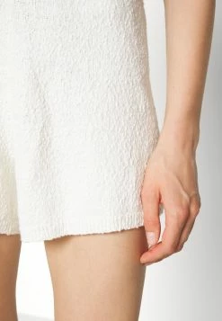 Holzweiler Shorts - Ecru -Holzweiler shop 5e7732d72a9e48f5b695659eae87fd9d