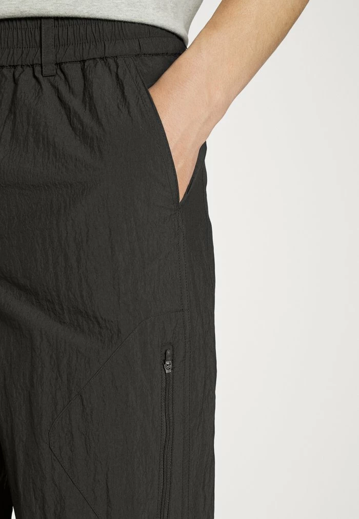 YENNON TROUSERS - Trousers - black Holzweiler YENNON TROUSERS - Trousers - Black -Holzweiler shop 6b259d62689f43f7976f1884bd3fc63f