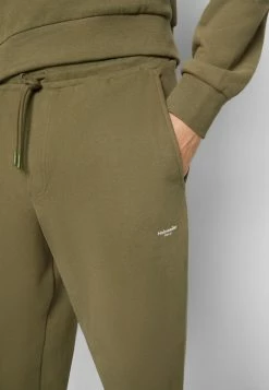 Holzweiler OSLO TROUSER - Tracksuit Bottoms - Army -Holzweiler shop 6d7f9e9de35349da8a7f12eeb8734ef7