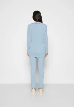 Holzweiler VIBES CARDIGAN - Cardigan - Mid Blue 13 Holzweiler VIBES CARDIGAN - Cardigan - Mid Blue -Holzweiler shop 76c51df1c4ac40b0b8ac91ca03c18246
