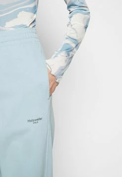 Holzweiler LAGOON OSLO TROUSER - Tracksuit Bottoms - Lt. Blue 8 Holzweiler LAGOON OSLO TROUSER - Tracksuit Bottoms - Lt. Blue -Holzweiler shop 8883348768204a1f8294cf2a40354e50
