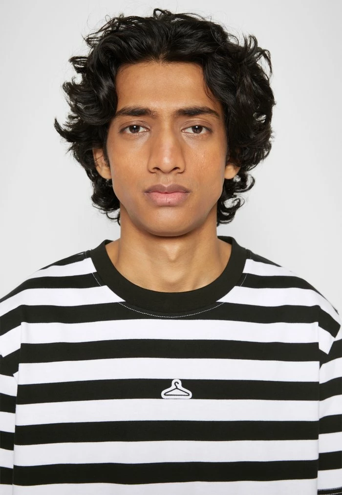 HANGER TEE - Print T-shirt - black/white Holzweiler HANGER TEE - Print T-shirt - Black/white -Holzweiler shop 8d0cc48e2ed440788e9f9ecdc88ca488