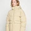 Holzweiler BESSEGGEN JACKET - Down Jacket - Beige 2 Holzweiler BESSEGGEN JACKET - Down Jacket - Beige -Holzweiler shop 8ff4dc209b26411dbfd0d7e5ed54f41a