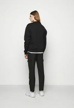 Holzweiler HANGER CREW UNISEX - Sweatshirt - Black -Holzweiler shop 98d333c01de24bc5a69e9d4f3e123619