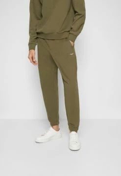 Holzweiler OSLO TROUSER - Tracksuit Bottoms - Army -Holzweiler shop 99eb7e913fd6437b88c1375932f1a2f3