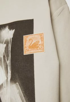 Holzweiler LURING PATCH - Long Sleeved Top - Grey 8 Holzweiler LURING PATCH - Long Sleeved Top - Grey -Holzweiler shop 9d4217544d984fc3a22782b37c3b1f8b