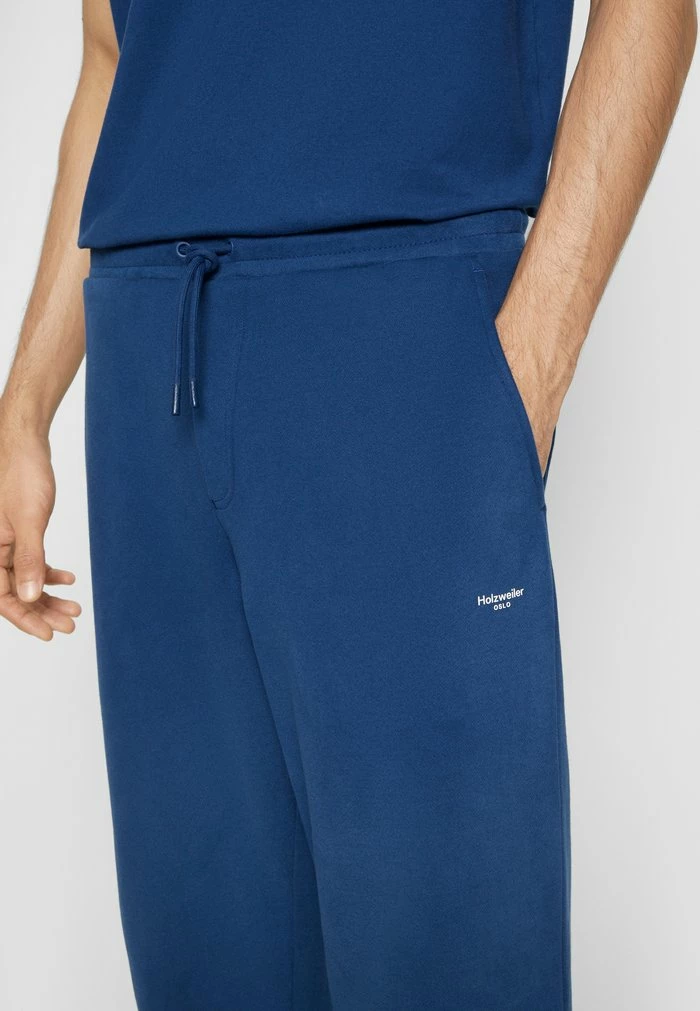 OSLO TROUSER - Tracksuit bottoms - navy Holzweiler OSLO TROUSER - Tracksuit Bottoms - Navy -Holzweiler shop a671adf261d2435ab02d1f61ff699fdd