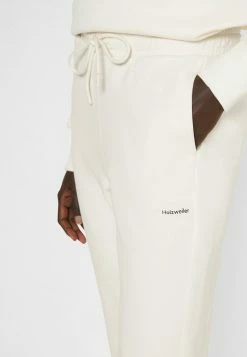 Holzweiler GABBY TROUSER - Tracksuit Bottoms - Ecru -Holzweiler shop af8914f770a144fc987e2be91f2787a6