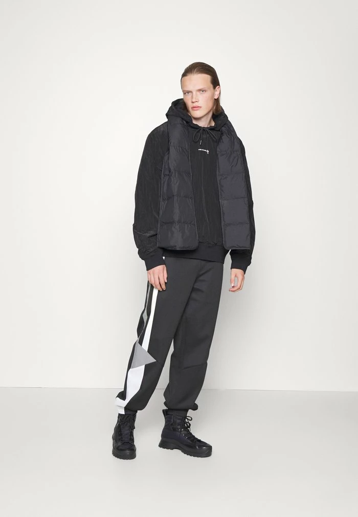 LOKEN TRACK HOOD - Hoodie - black Holzweiler LOKEN TRACK HOOD - Hoodie - Black -Holzweiler shop b504572ce6c240e39e1df627408ade04