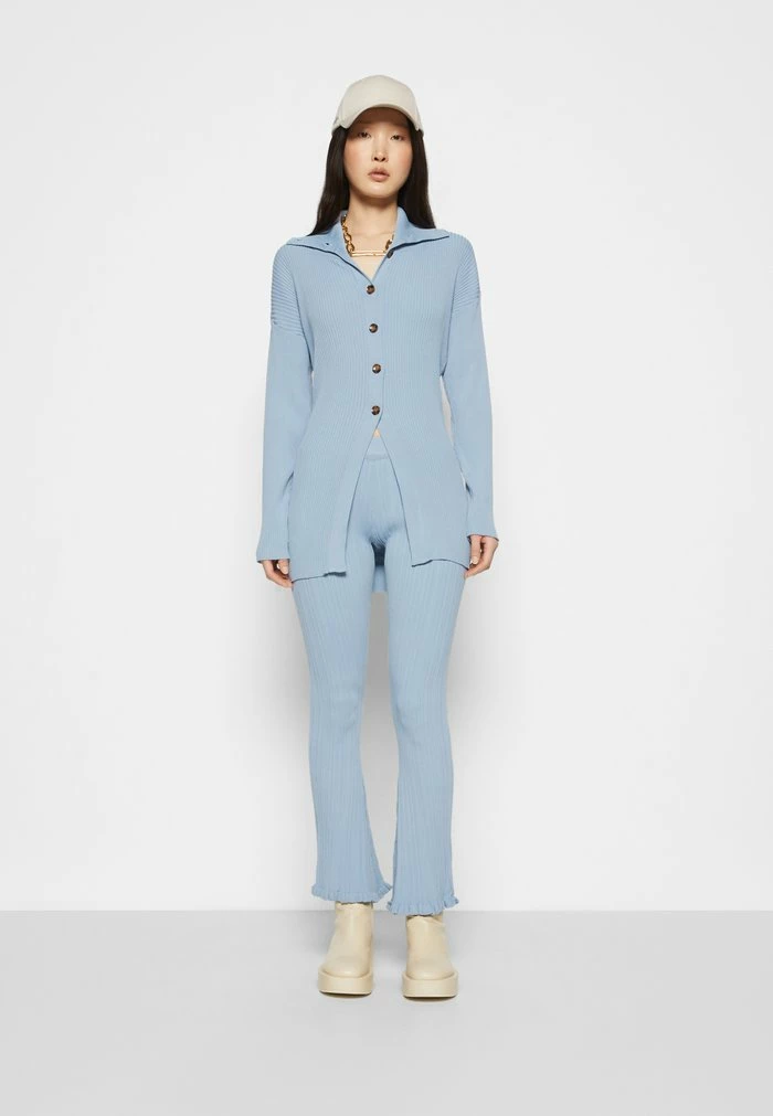 Holzweiler VIBES CARDIGAN - Cardigan - Mid Blue 4 Holzweiler VIBES CARDIGAN - Cardigan - Mid Blue - Image 2