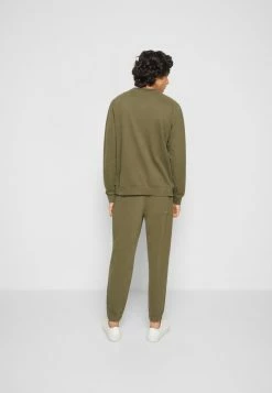 Holzweiler OSLO TROUSER - Tracksuit Bottoms - Army -Holzweiler shop b981d00ce23d48c9917beff5fd03a903