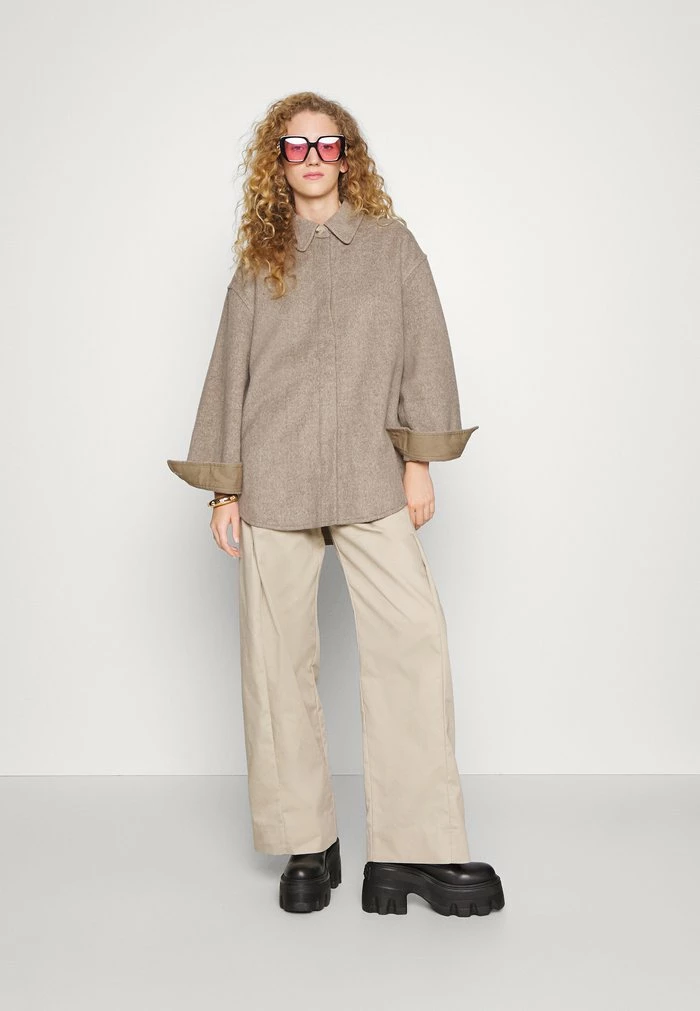 DAIS OVERSHIRT - Bomber Jacket - taupe Holzweiler DAIS OVERSHIRT - Bomber Jacket - Taupe -Holzweiler shop ba80643d2b6c4ea19a6cf63301d4840c