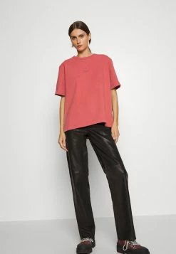 Holzweiler KJERAG OSLO TEE - Basic T-shirt - Coral -Holzweiler shop c7d21a4886a349c59caf0e65ba22aaa3