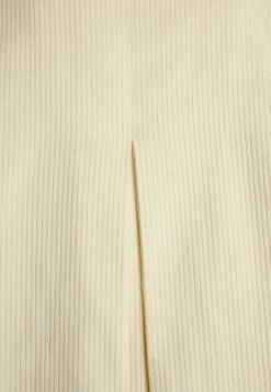 Holzweiler DAIS - Short Coat - Ecru 4 Holzweiler DAIS - Short Coat - Ecru -Holzweiler shop caf4218392544c69ac56b60b35a889bf