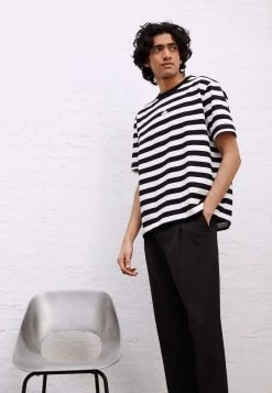 Holzweiler HANGER TEE - Print T-shirt - Black/white