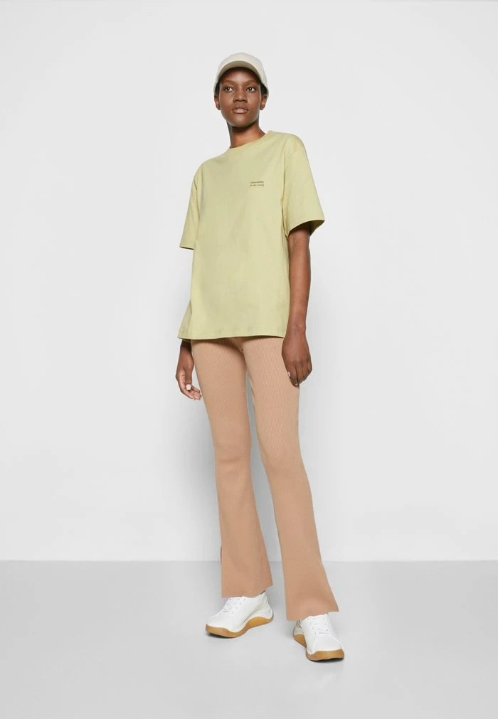 FLEUR WORD TEE UNISEX - Print T-shirt - light green Holzweiler FLEUR WORD TEE UNISEX - Print T-shirt - Light Green -Holzweiler shop da7559fde126495dba869da7c4910fe9