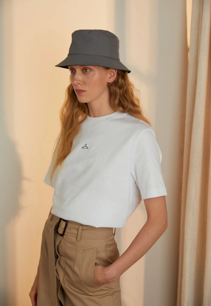 HANGER TEE - Basic T-shirt - white Holzweiler HANGER TEE - Basic T-shirt - White -Holzweiler shop f5264fa245fb47439e9528c867c595bf