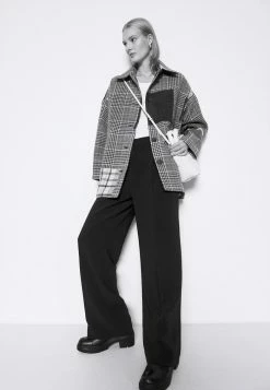 Holzweiler BOTTOMSUP TROUSER - Trousers - Black 5 Holzweiler BOTTOMSUP TROUSER - Trousers - Black -Holzweiler shop f6fe0ef1fd23458ab177a27f700132e2