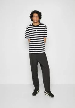 Holzweiler HANGER TEE - Print T-shirt - Black/white 6 Holzweiler HANGER TEE - Print T-shirt - Black/white -Holzweiler shop f8bacf35d5ac4a42a3636d2567fcf2bf